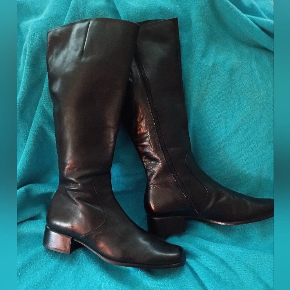 Women's Black Leather Mid-Heel Knee Boots